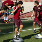 Los futbolistas rojiblancos se ejercitaron ayer en la Ciudad del Fútbol de Las Rozas. ÁNGEL DÍAZ