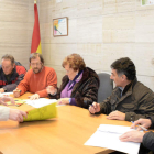 Momento de la firma de los alcaldes con la presidenta de la asociación de León.