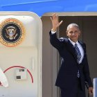 Obama saluda desde el Air Force One en la base de Torrejón. ZIPI