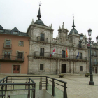 La plaza del Ayuntamiento de Ponferrada, con la casa consistorial al fondo, donde la gestión de obras y servicios se resiente.