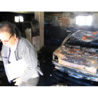 La dueña de la casa, ayer junto al coche calcinado en la bodega.