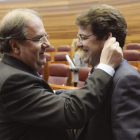 El presidente de la Junta, ayer, felicitando por su cumpleaños a Alfonso Fernández Mañueco.