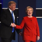 Trump y Clinton se saludan al final del primer debate de candidatos en Nueva York.