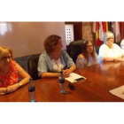 La nadadora Camino Fernández, en el centro, ayer en el torreón de La Vecilla. PLANILLO