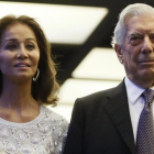 El escritor Mario Vargas Llosa y su pareja, Isabel Preysler, a su llegada este lunes a la cena con la que el escritor peruano y Premio Nobel de Literatura celebra su 80º cumpleaños en Madrid.