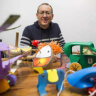 Paco Tábara, con algunos de los juguetes que ha diseñado con plástico, papel y cartón. F. OTERO PERANDONES