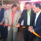 Villalba, en el centro de la foto, inauguró ayer la feria agroalimentaria de Cistierna