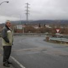 Óscar Gutiérrez posó ayer ante el cruce en el que tantos problemas se producen habitualmente