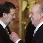 El Rey conversa con Mariano Rajoy, durante la recepción anual al cuerpo diplomático acreditado en España, en el Palacio Real.