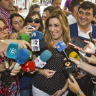 La presidenta en funciones de la Junta de Andalucía, Susana Díaz, atiende a los periodistas.