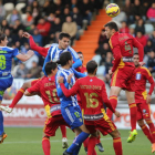 Los jugadores de la Ponferradina y los del Recreativo se disputan un balón aéreo durante el partido jugado en el estadio de El Toralín