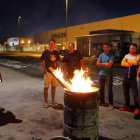 Grupo de trabajadores en el campamento, ya de noche. MARCIANO PÉREZ