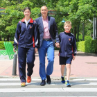 Diez lleva a sus hijos, María (13 años) y José Antonio (10), al colegio por la mañana. No perdona este momento con ellos cada día