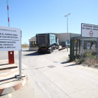 Uno de los camiones accede a la planta de San Román de la Vega. RAMIRO