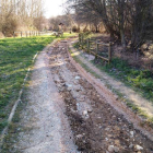 Las avenidas de agua originaron socavones en el paseo, que perdió la zahorra que lo compacta. DL