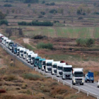 Marcha lenta de camiones en la N-240 a su paso por Lleida.