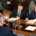 El presidente de la Plataforma contra la Morosidad, Antoni Cañete, en el centro, junto a Josep González, de PIMEC, en una reunión con Montoro (de espaldas).