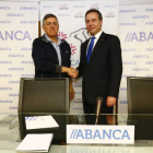 Tano Franco, presidente del Ademar, y Marcos Lamas, director territorial de Abanca, se dan la mano tras firmar el acuerdo.