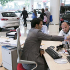 Un cliente de un concesionario de coches pide información.