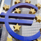 Símbolo del euro en el exterior de la sede del Banco Central Europeo. BORIS ROESSLER