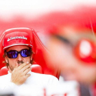 Alonso, en el 'box' de Ferrari durante los ensayos del Gran Premio de Corea.