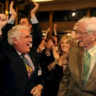 El ministro irlandés de Asuntos Exteriores y el ex primer ministro celebran la victoria.
