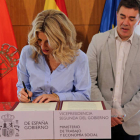 Yolanda Díaz firma con el consejero de Justicia de Navarra, Eduardo Santos, el convenio para la inserción laboral de personas presas. GOB. NAVARRA