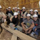 El equipo de Atapuerca muestra el fragmento de húmero que se ha encontrado en la Sima del Elefante.