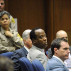 El doctor Conrad Murray sigue la intervención del fiscal, el jueves en Los Ángeles, durante el juicio por la muerte de Michael Jackson.