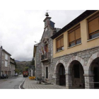 El hostal de la esposa del ex alcalde se ubica junto al consistorio de San Emiliano.