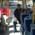 El edil Jesús García supervisó los cambios en los autobuses.
