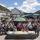 Autoridades, vecinos y artesanos se citan en la muestra que cada verano se celebra en Murias. JESÚS