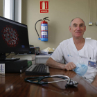 José Guerra, internista del Hospital de León, en su despacho en la planta de Medicina Interna. FERNANDO OTERO PERANDONES