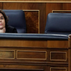 La vicepresidenta del Gobierno, Soraya Sáenz de Santamaría, sola junto al asiento vacío de Rajoy.