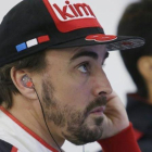 Fernando Alonso contempla la actuación de su compañero Sebastien Buemi, en uno de sus descansos en las 6 Horas de Shanghai.