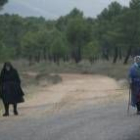 Dos mujeres pasean por una carretera de la sierra del Teleno