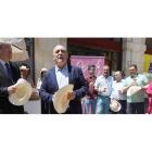 Antonio Silván y Rafael Blanco presentaron la iniciativa de promoción del rosado en el Barrio Húmedo. RAMIRO