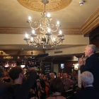 Corbyn habla a sus seguidores en un pub de Londres tras saber de su victoria en las primarias laboristas.