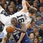 Dieng y Pau Gasol, en una acción aparatosa.