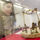 Uno de los inventos de la exposición que ayer inauguró el Museo Liceo Egipcio, y que podrá verse hasta el 20 de abril. FERNANDO OTERO