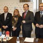 Manuel Lamelas, Pablo Junceda, Isabel Carrasco, Javier Vega y Juan Carlos Fernández, ayer en la firma del convenio.