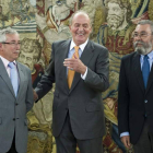 Ignacio Fernández Toxo, el rey Juan Carlos y Cándido Méndez, en el palacio de La Zarzuela.