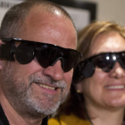 Los pacientes Carlos Martínez y Guadalupe Iglesias, ayer en Barcelona. quique garcía