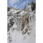 La cascada del Curueño con vestido invernal.