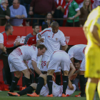 Los futbolistas del Sevilla felicitan a Konoplyanka tras el gol que le marcó al Villarreal. JULIO MUÑOZ
