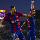 Lewandowski celebra el segundo gol que le dio los tres puntos al Barcelona. ALEJANDRO GARCÍA