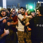 Militares turcos detenidos por civiles son entregados a la policía