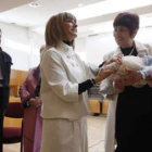 La alcaldesa de San Andrés felicita a los familiares del pequeño Álex García tras el bautizo civil