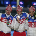 Legkov (centro) lideró un triplete ruso en los 50 kilómetros de esquí de fondo de Sochi 2014.