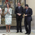 Ramón, tras recibir el premio, junto con sus majestades Letizia y Sofía y el ministro Alonso